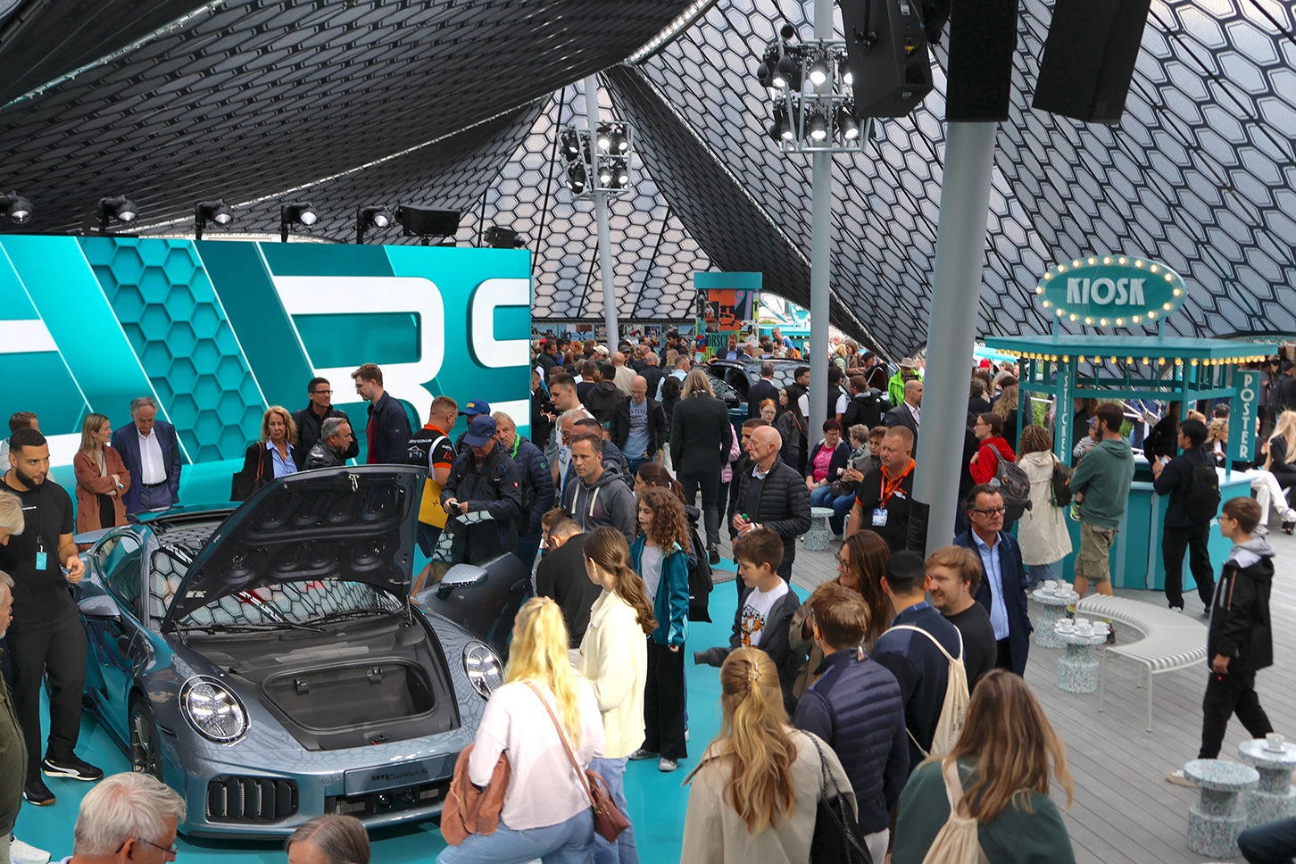 IAAモビリティ2025の市内会場で。ポルシェのパビリオン