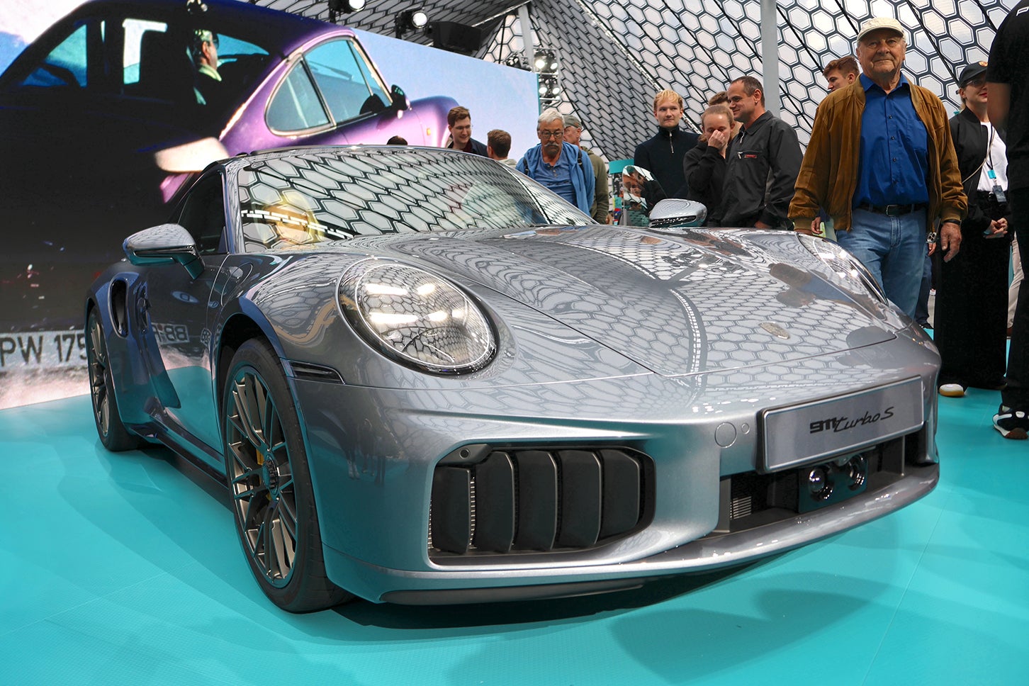 ポルシェは電動ツインターボ搭載の「911ターボS」を公開した