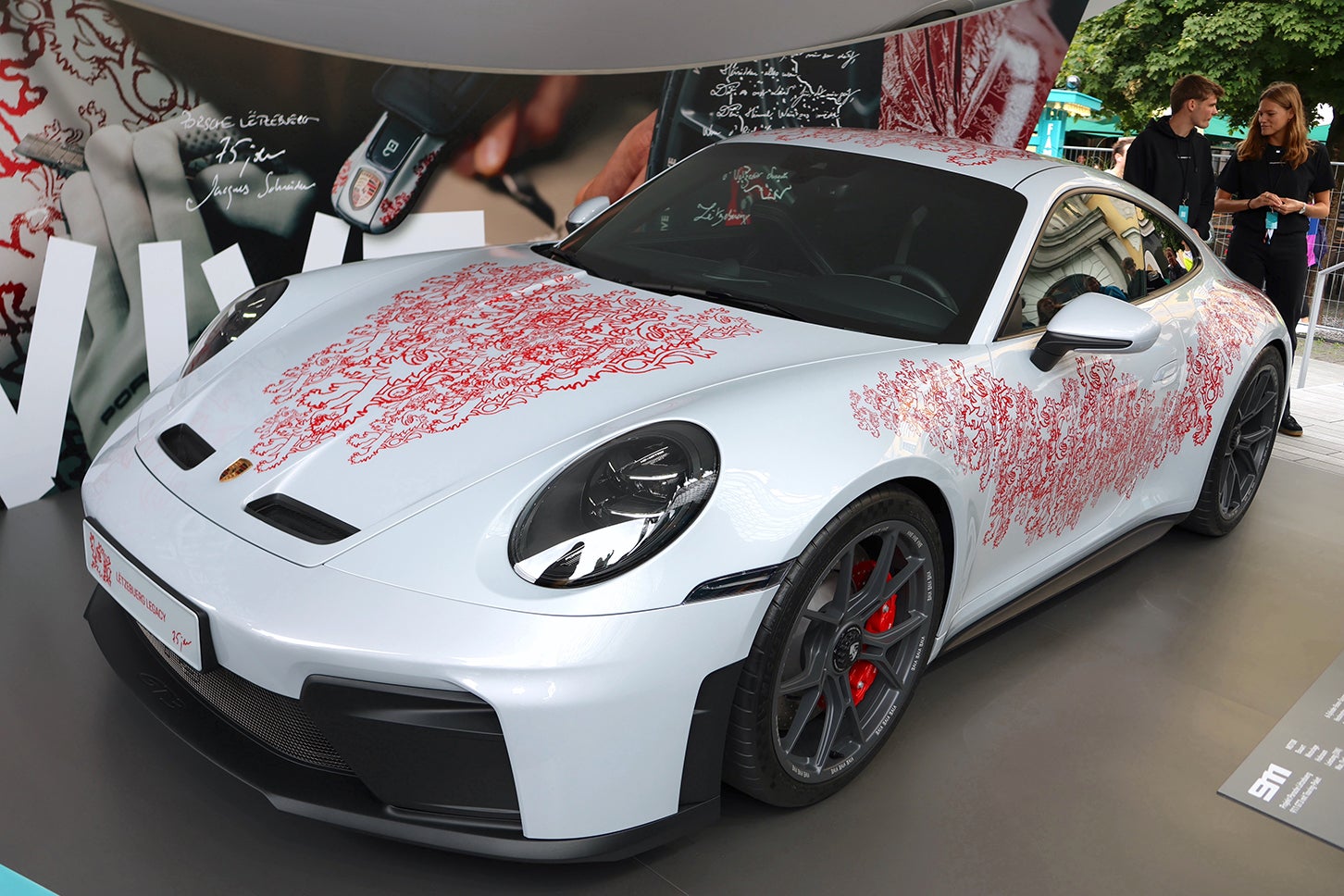 リヒテンシュタイン大公国における販売75周年を記念した「911 GT3」特別仕様車。特殊な塗装には700時間をかけたという