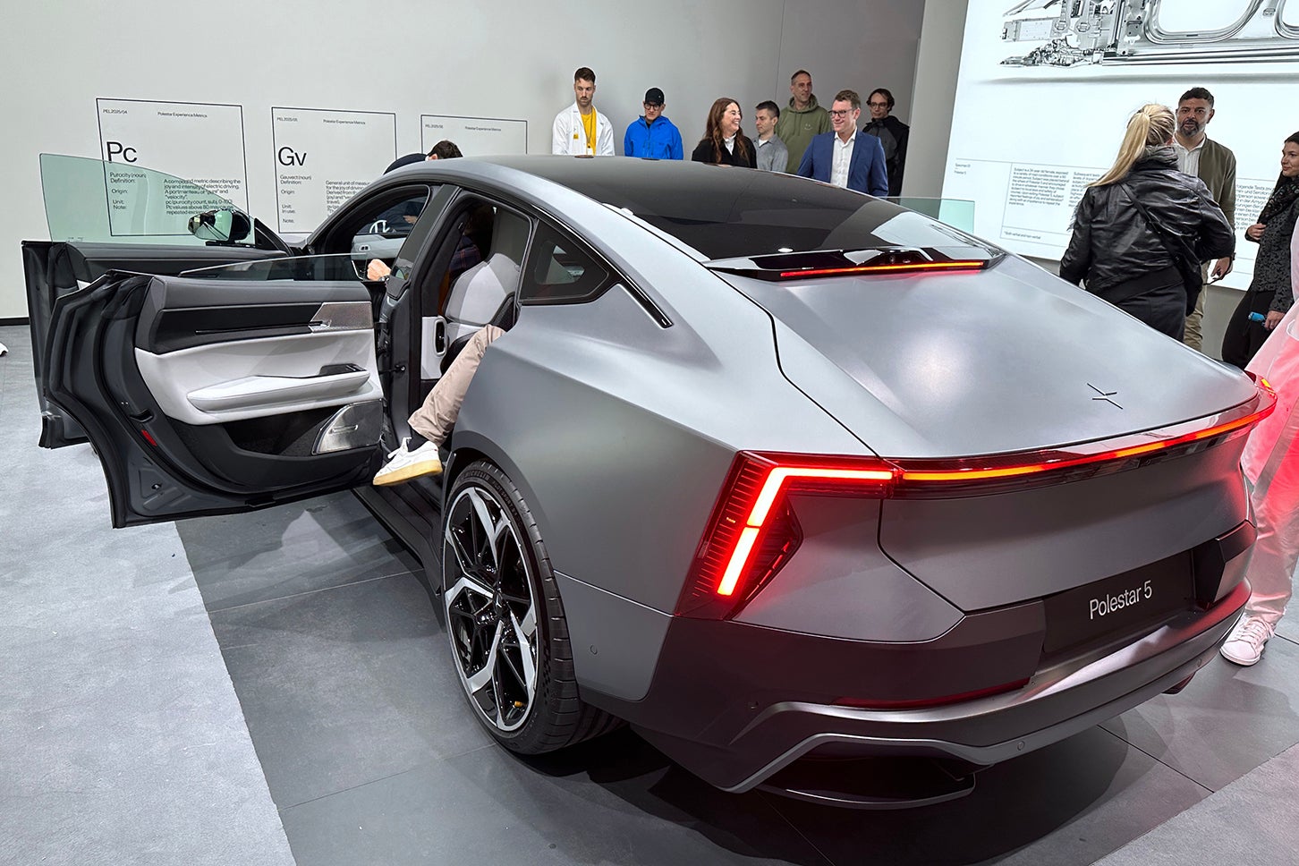 「ポールスター5」。ご覧のとおり、リバースはカメラとセンサーに依存するデザインである