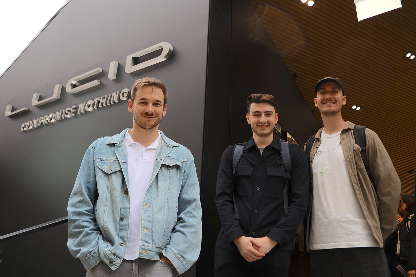 ルーシッドのパビリオンで。シュトゥットガルトから来たフィリップ君（中央）と仲間たち