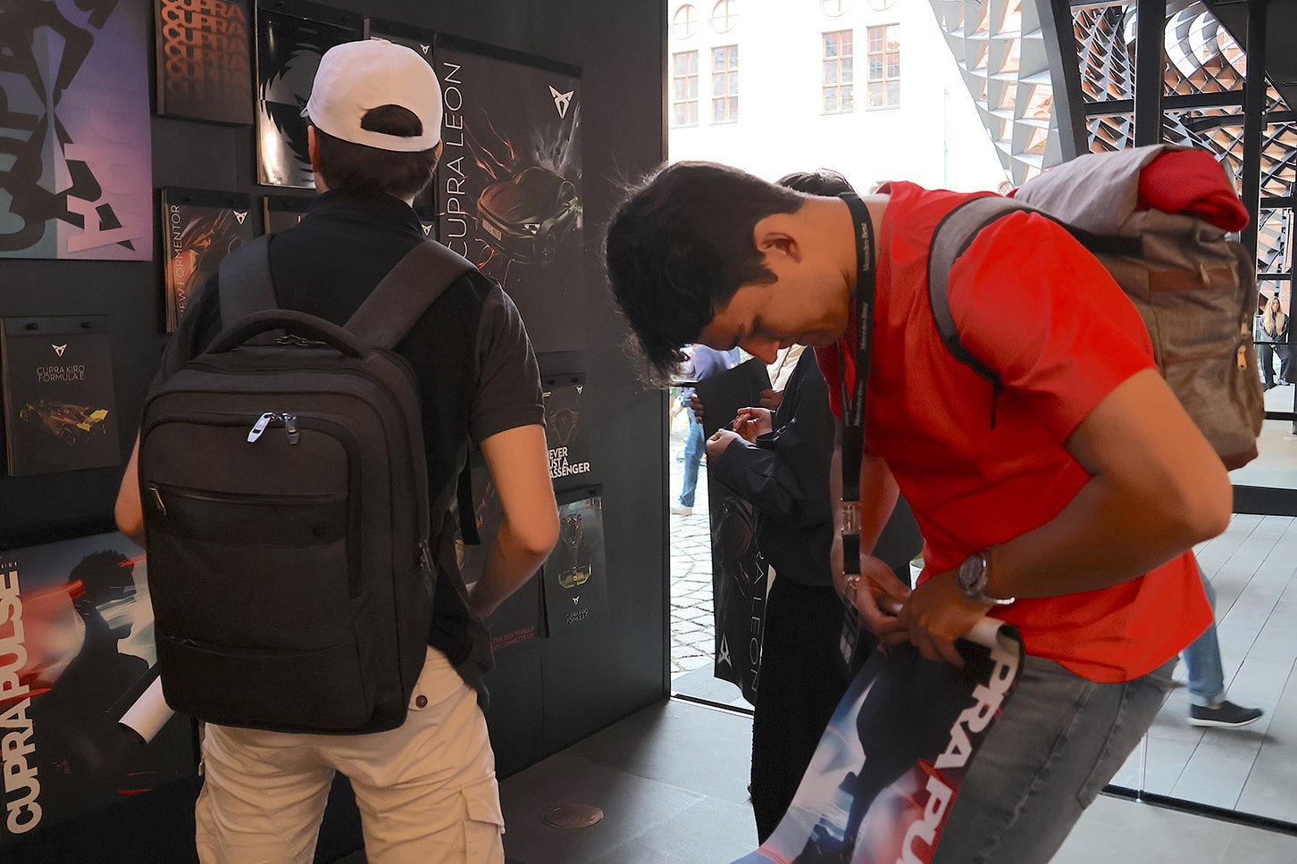 前述のクプラで。ポスターを自由にはがして持ち帰れるコーナーは、若者に人気だった