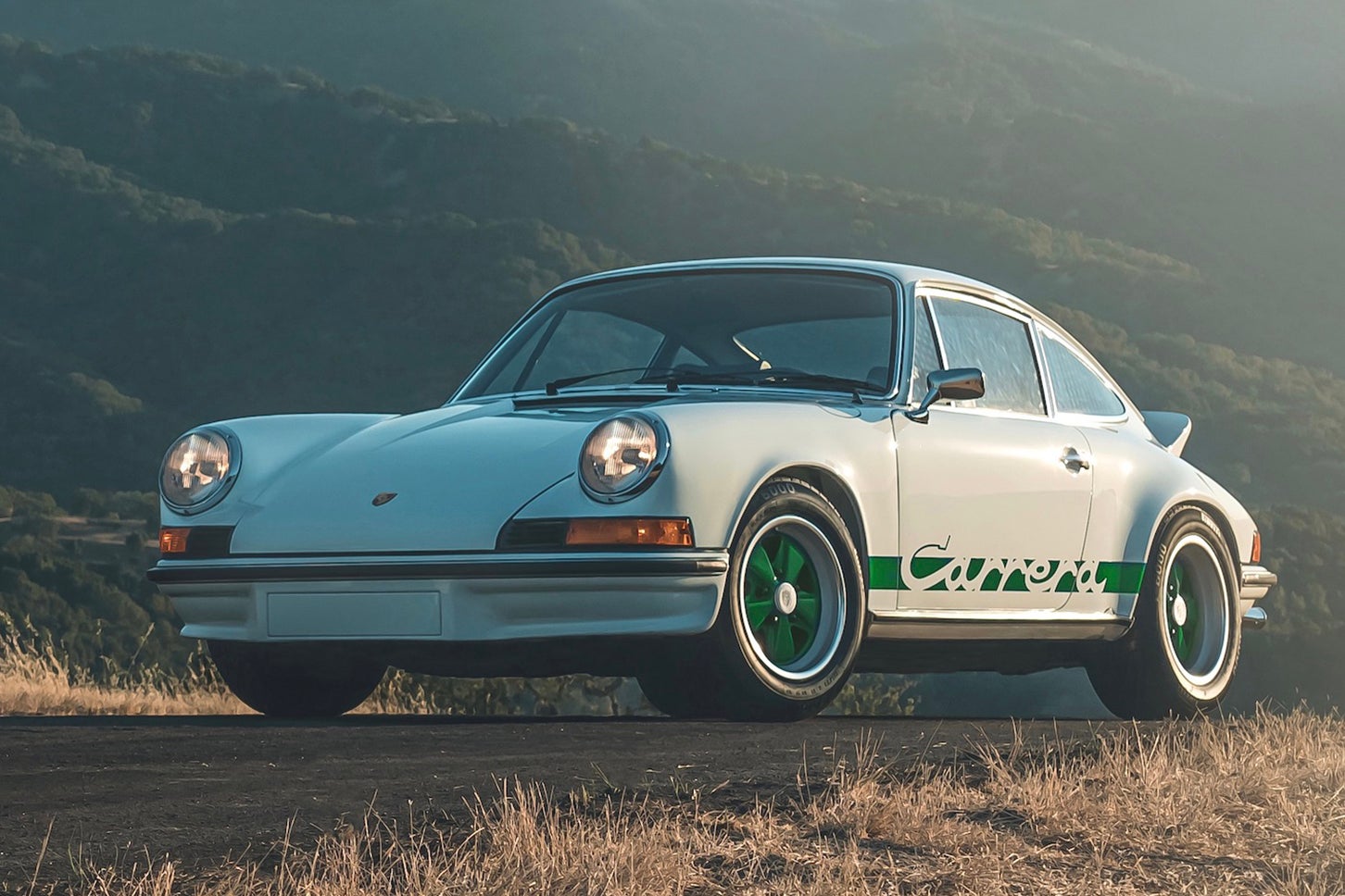ポルシェ911カレラRS 2.7（初代901型）｜1972年に73年モデルとして発表されたいわゆる“ナナサンカレラ”。911S用2.4リッター水平対向6気筒エンジンを2.7リッターに排気量アップし、210ps/255Nmを発揮。５速MTとの組み合わせで5.8秒の0-100km/h加速、245km/hの最高速を実現した。