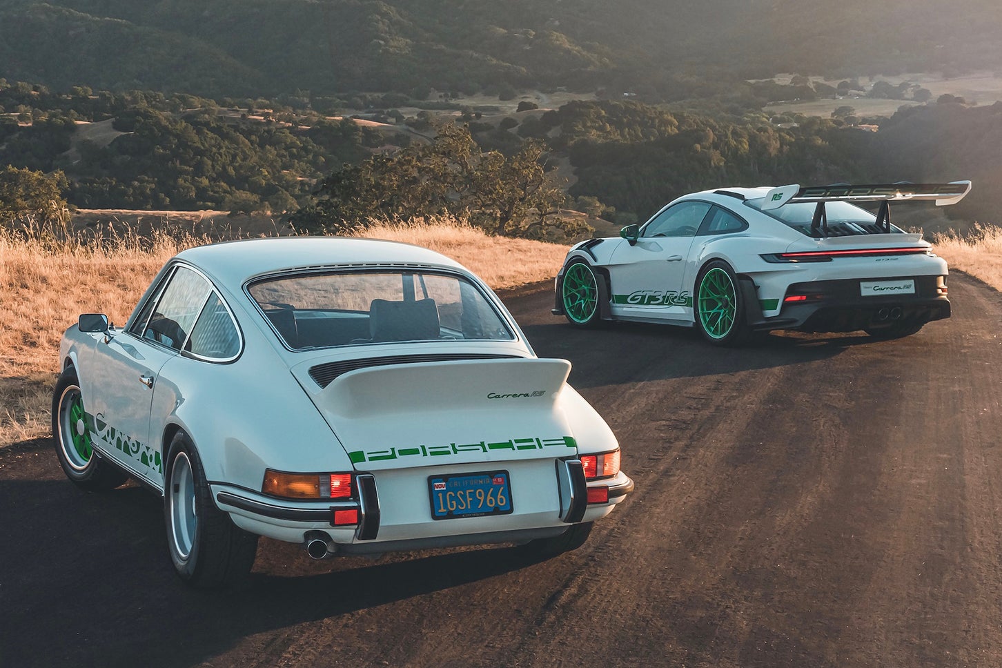 写真左からポルシェ911カレラRS 2.7（初代901型）、ポルシェ911 GT3 RS（8代目992型）