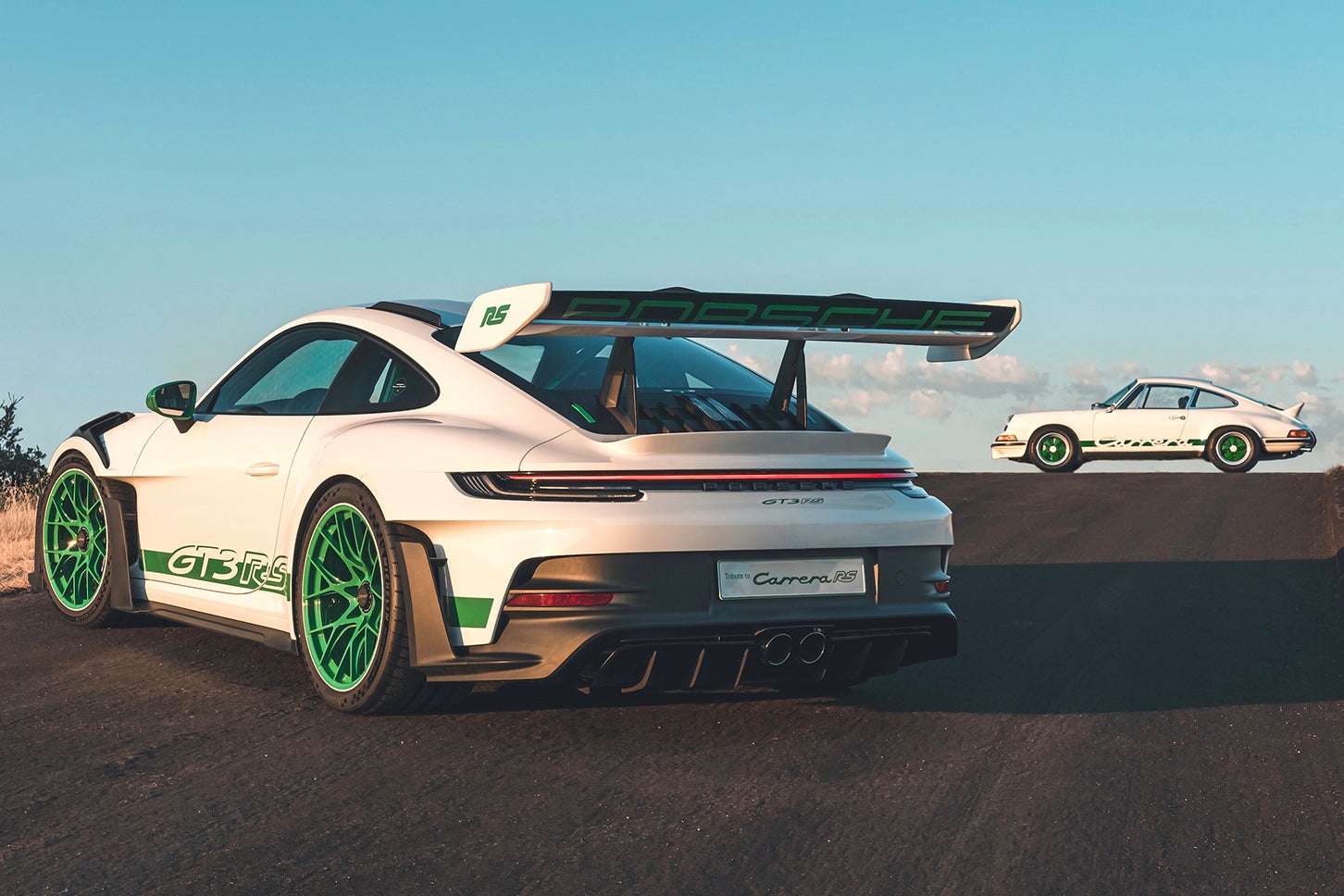 写真左からポルシェ911 GT3 RS（8代目992型）、ポルシェ911カレラRS 2.7（初代901型）