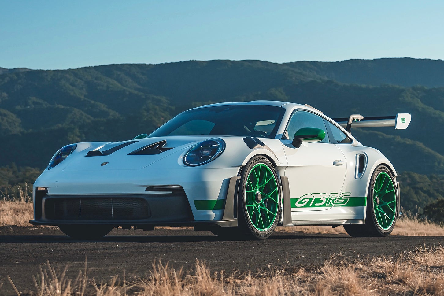 ポルシェ911 GT3 RS（8代目992型）｜911系RSモデルの最新作として2022年8月にデビュー。525ps/465Nmを発揮する4.0リッター水平対向6気筒エンジンに7速DCT（PDK）を組み合わせる。0-100km/h加速は3.2秒、最高速は296km/hだ。