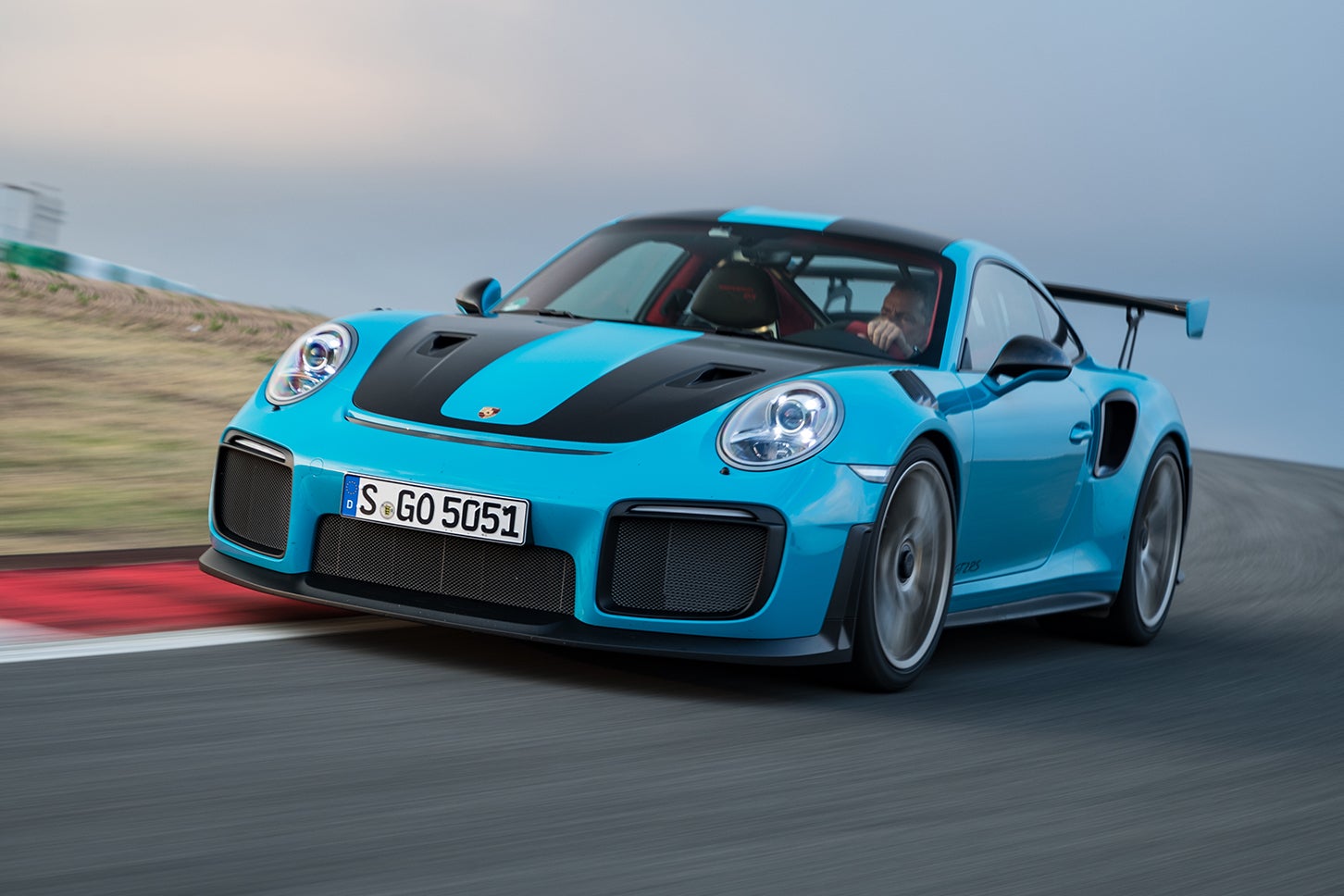 ポルシェ911 GT2 RS（7代目991.2型）｜6代目997型から設定の始まった911 GT2 RSの最新版は、2017年7月に発表された7代目991.2型。911ターボS譲りの3.8リッター6気筒ツインターボエンジンは700ps/750Nmを引き出し、７速DCT（PDK）を介して後輪を駆動。0-100km/h加速は2.8秒、最高速は340km/hに届く。