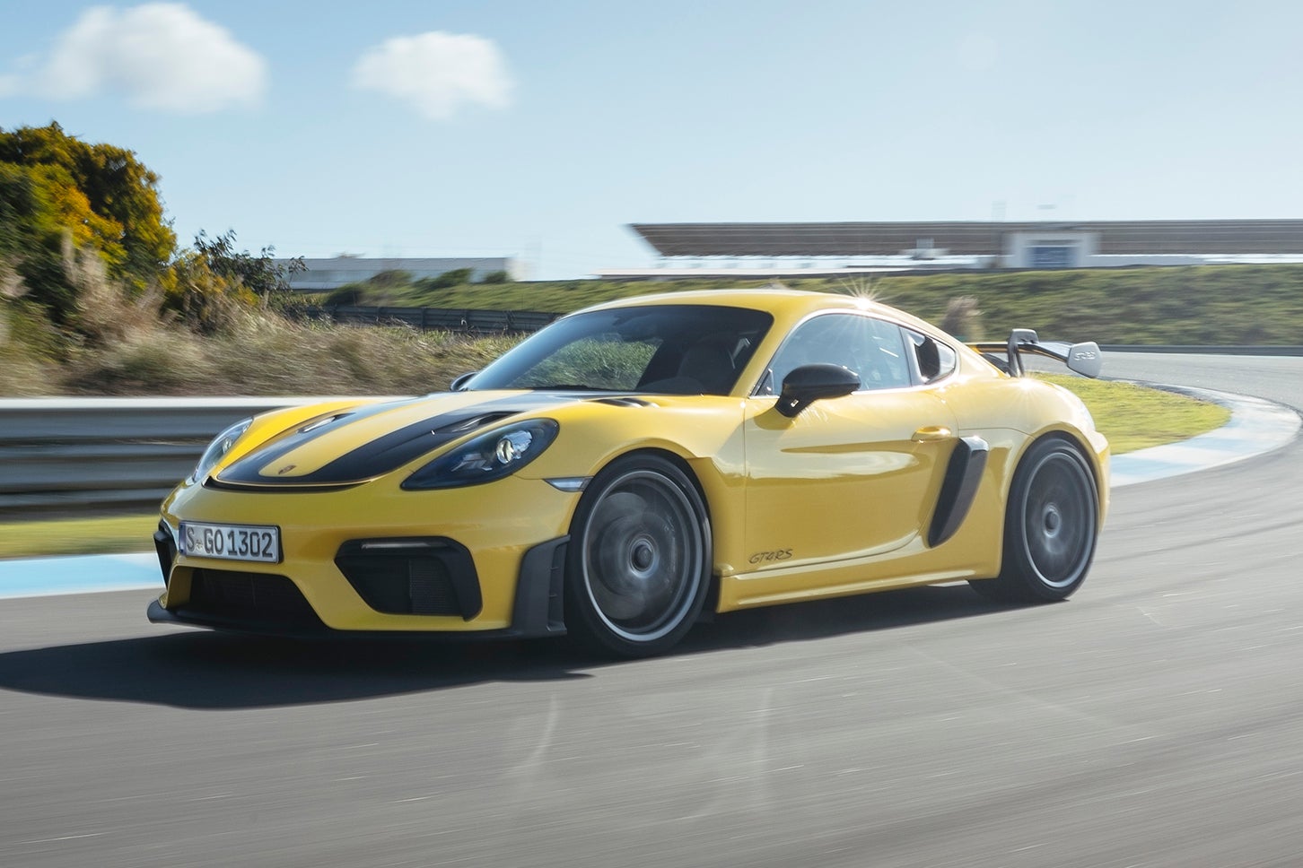 ポルシェ718ケイマンGT4 RS（3代目982型）｜ミッドシップモデル「ボクスター／ケイマン」シリーズ初のRSモデルとして、2021年11月に発表。911 GT3譲りの3.6リッター6気筒エンジンは500ps/450Nmを発揮。0-100km/h加速は3.4秒、最高速は315km/hだ。