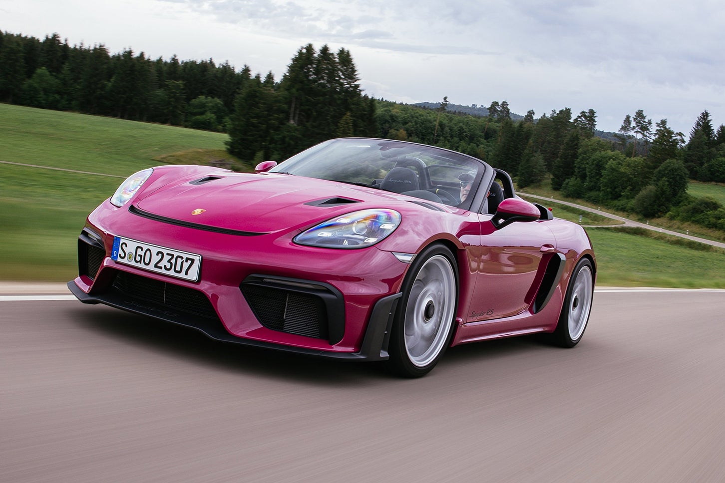 ポルシェ718スパイダーRS（4代目982型）｜ポルシェRS初のオープントップモデルとして2023年5月に発表。パワートレインは718ケイマンGT4 RSと同じで、3.4秒の0-100km/h加速、308km/hの最高速を実現。ソフトトップは軽量な手動操作式だ。