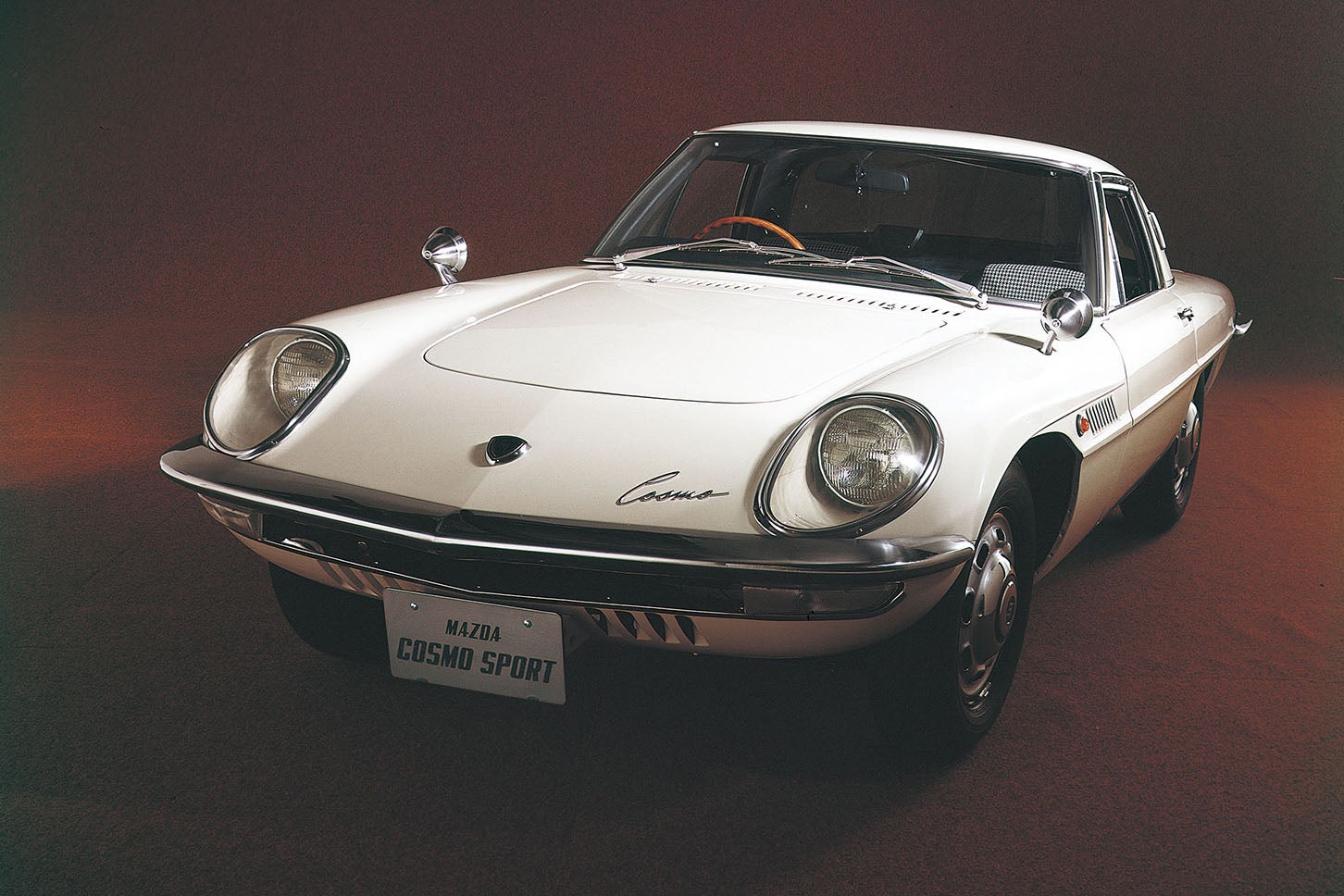 1967年に世界で初めて量産ロータリーエンジンを搭載したマツダ「コスモスポーツ」