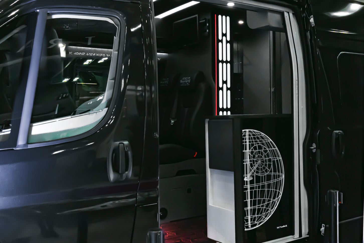 スライドドアを開けると「デス・スター」のイラストが描かれている。