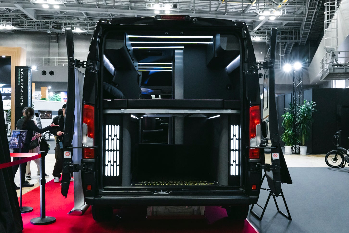 リアゲートを開くとベッドルーム(上段)とラゲッジルーム(下段)にアクセスできる。