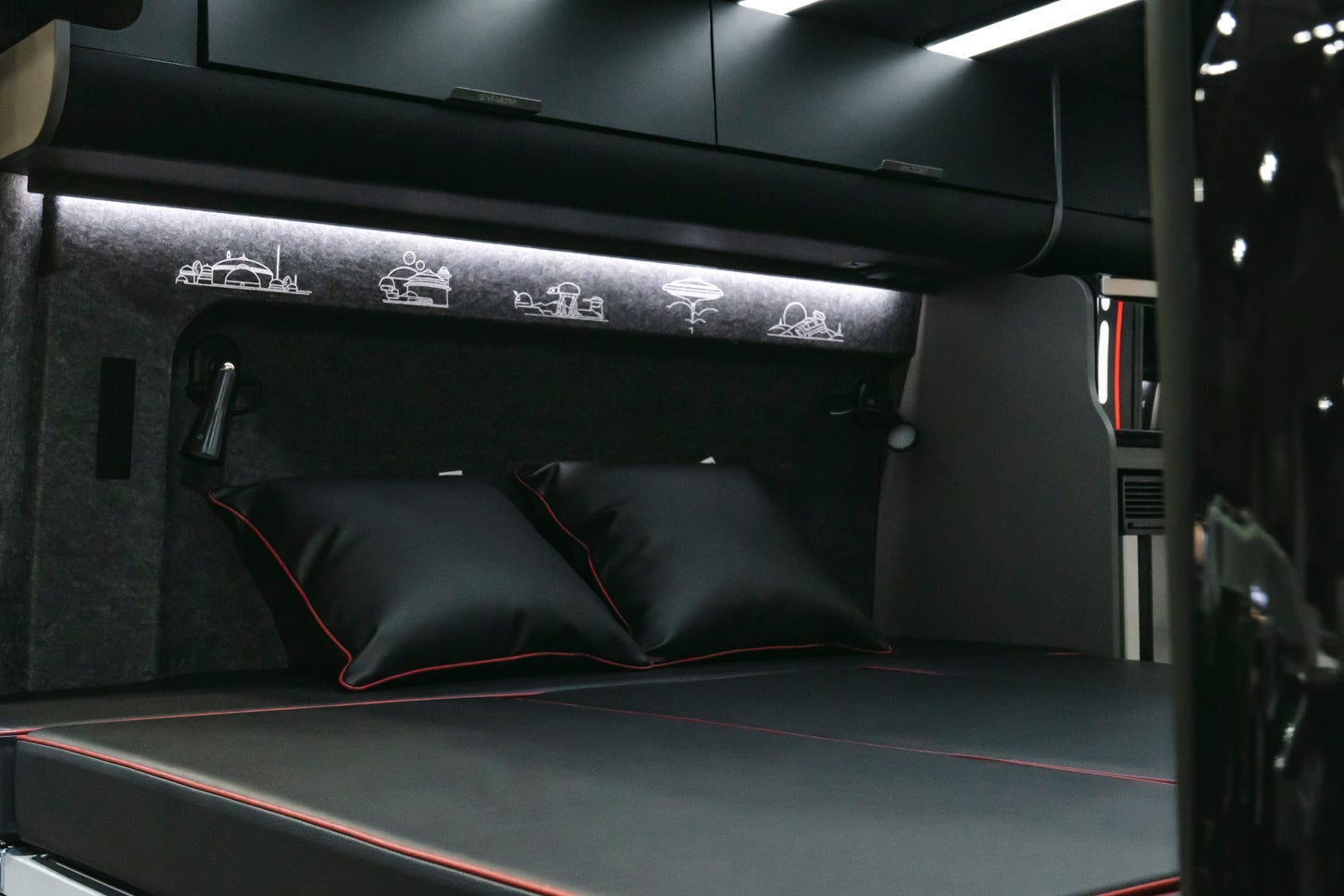 ベッドルームは広々として、くつろぐのに十分な広さが確保されている。