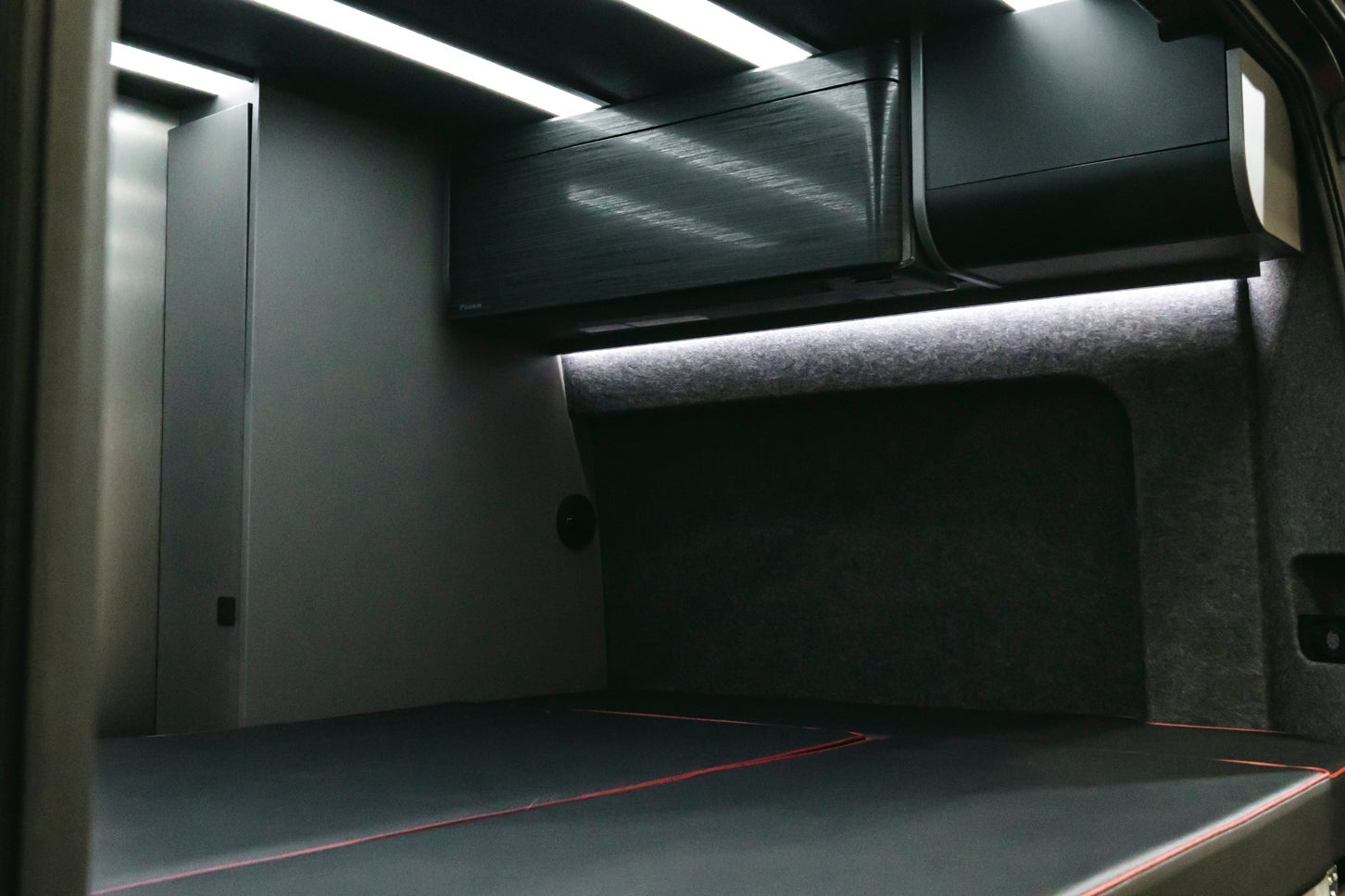 ベッドルームは広々として、くつろぐのに十分な広さが確保されている。