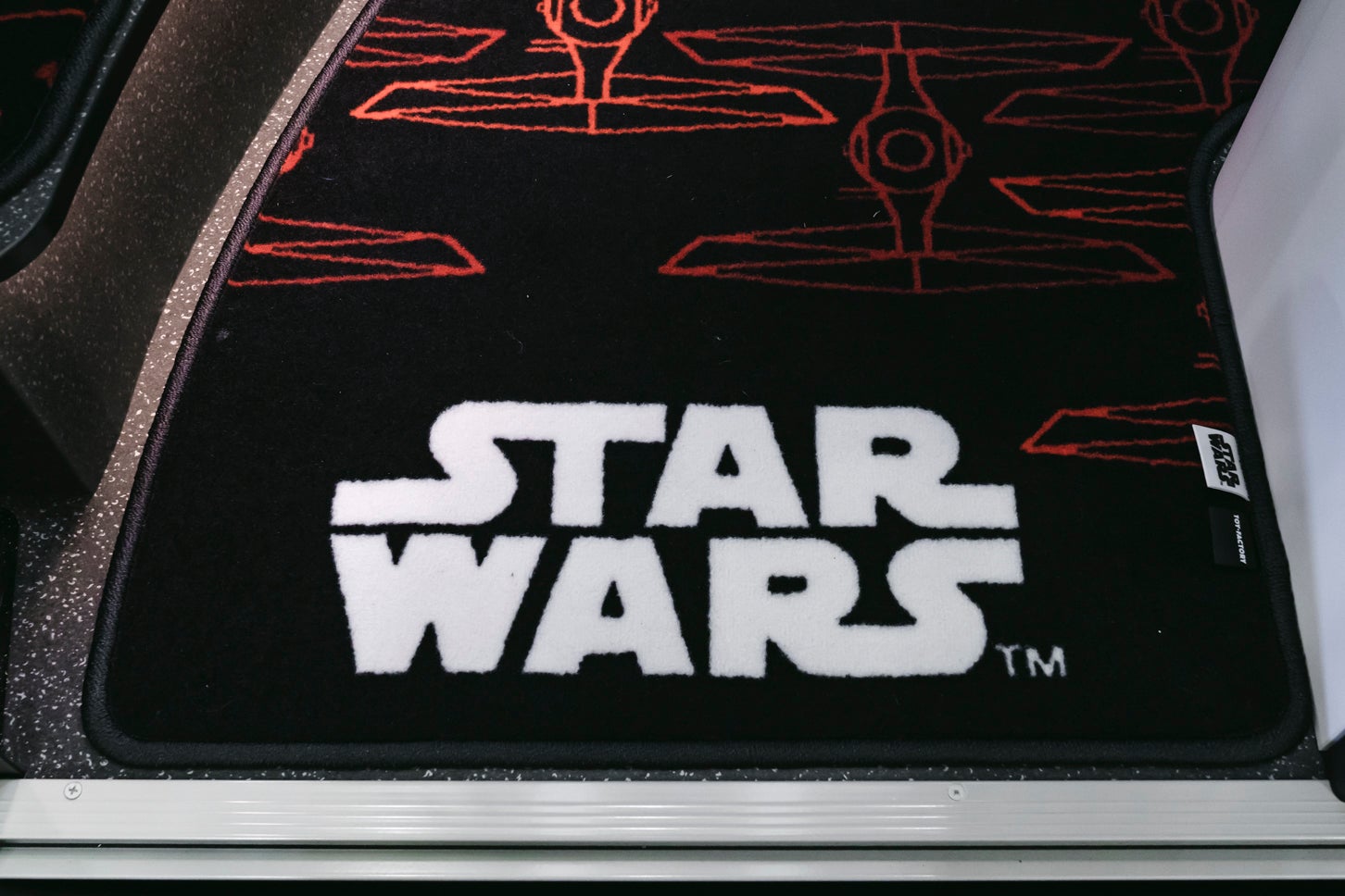 マットには「タイ・ファイター」とロゴがデザインされている。