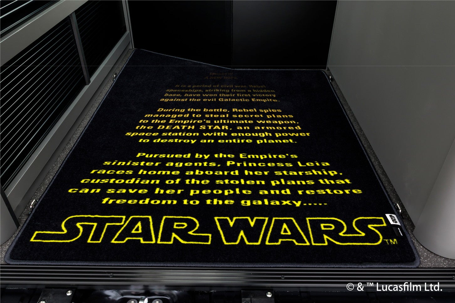 ラゲッジルームのマットには『エピソード4：新たなる希望』のオープニングクレジットがデザインされている。