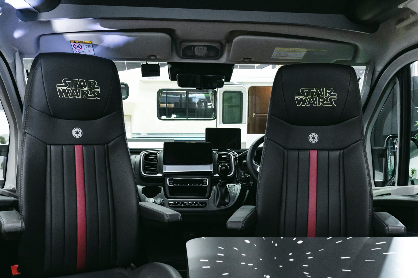 シートやテーブルにもロゴや劇中のイメージがあしらわれている。