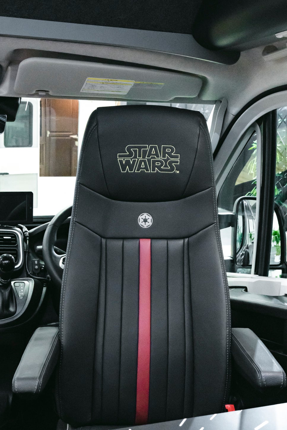 「STAR WARS」のロゴが刺繍されたキャプテンシート。