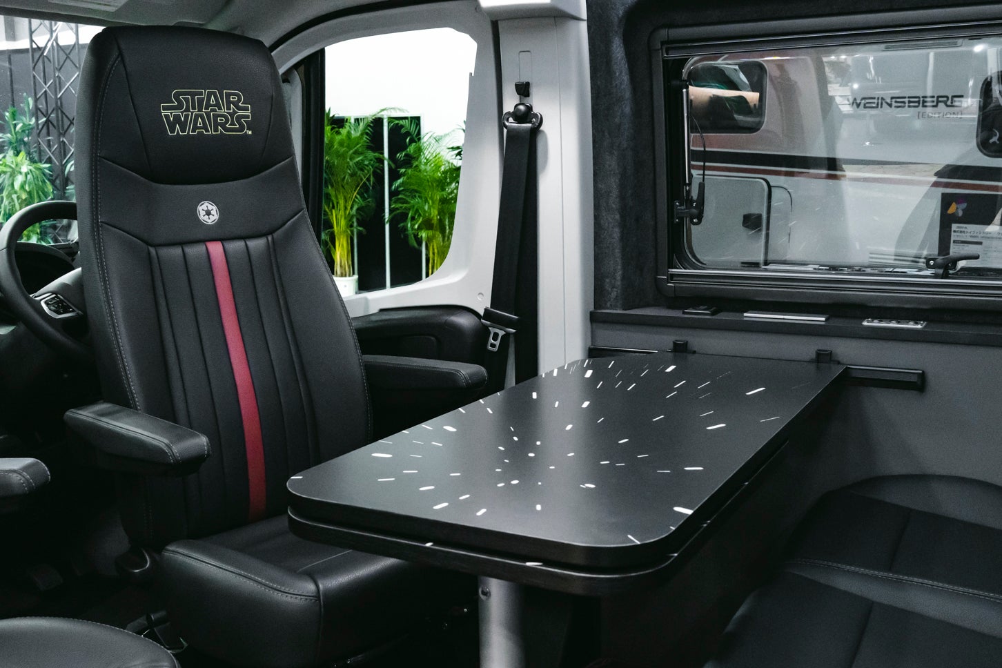 テーブルの模様は「ハイパードライブ」の光の筋がモチーフ。