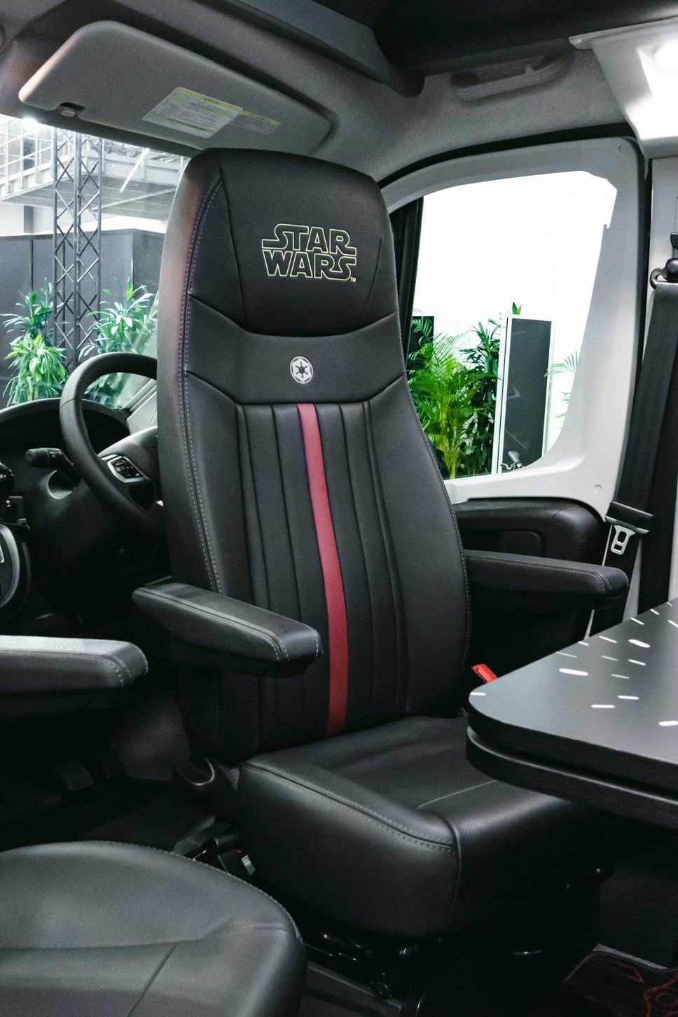 「STAR WARS」のロゴが刺繍されたキャプテンシート。