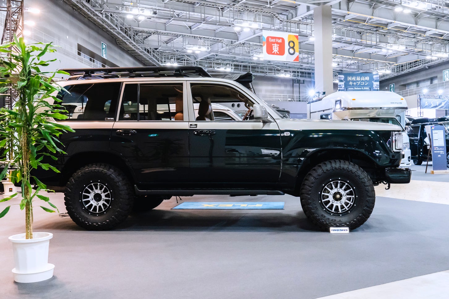 ジャパンモビリティショー2025で展示されたFLEXの「Renoca 106」