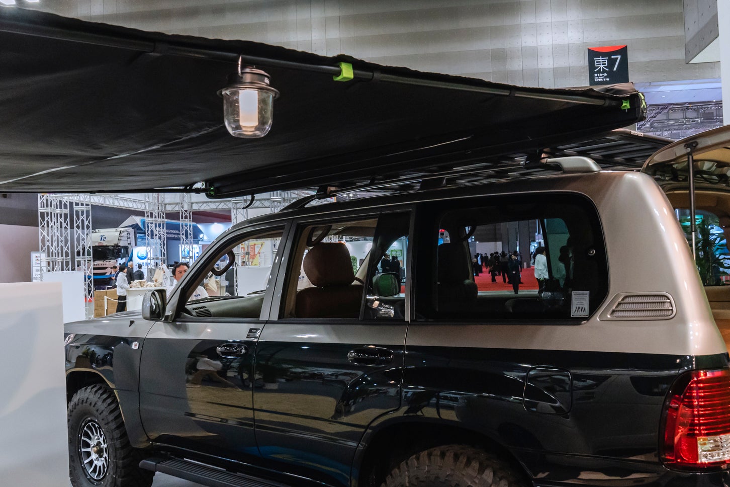 ルーフラックやサイドオーニングといったアウトドアギアを装着。