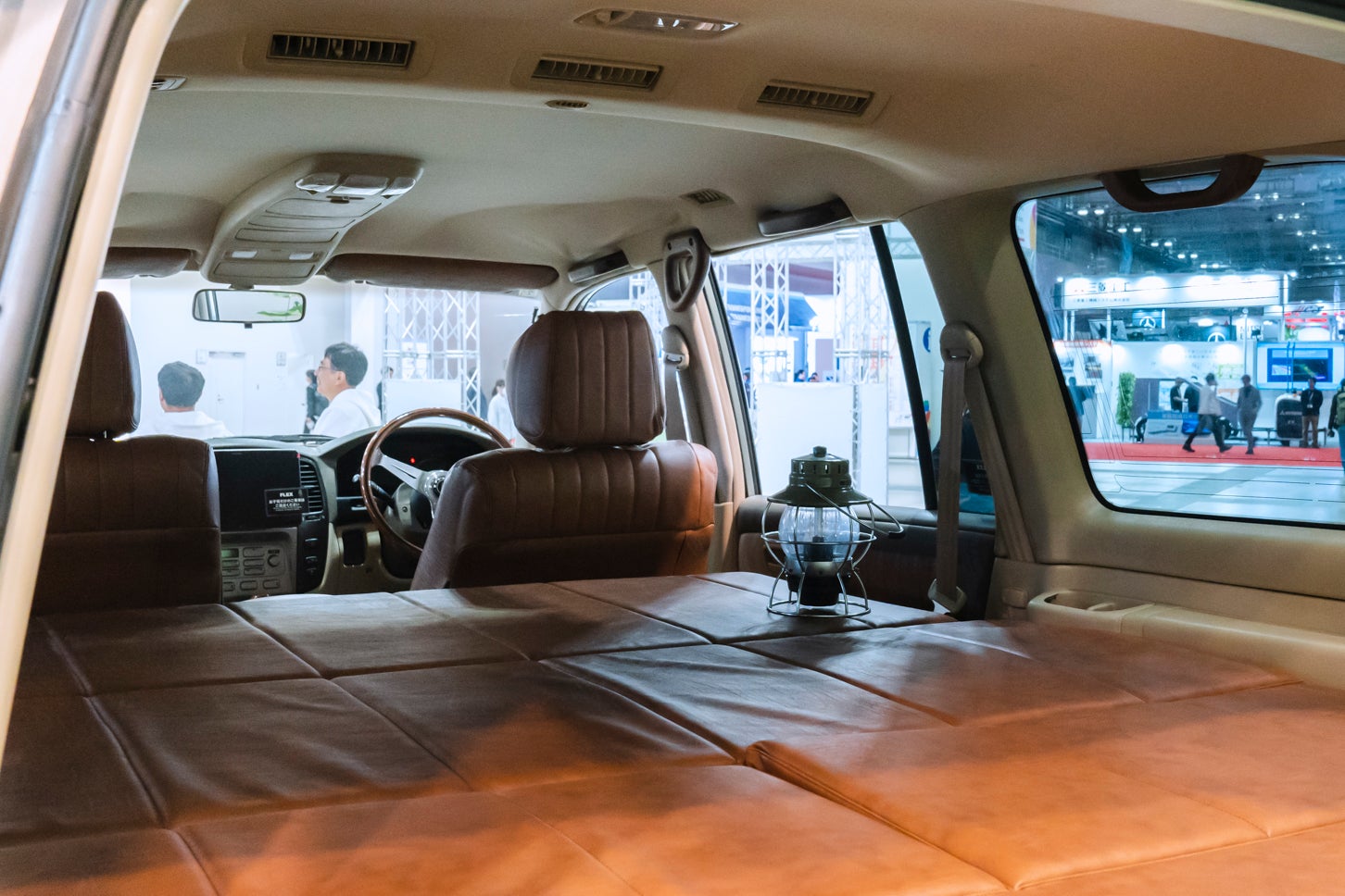 「Renoca 106」の就寝スペースはフラット。