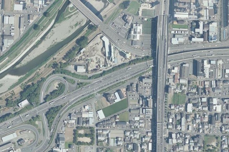 名神高速と第二京阪は交差しているが乗り換えができない（国土地理院地図より）.