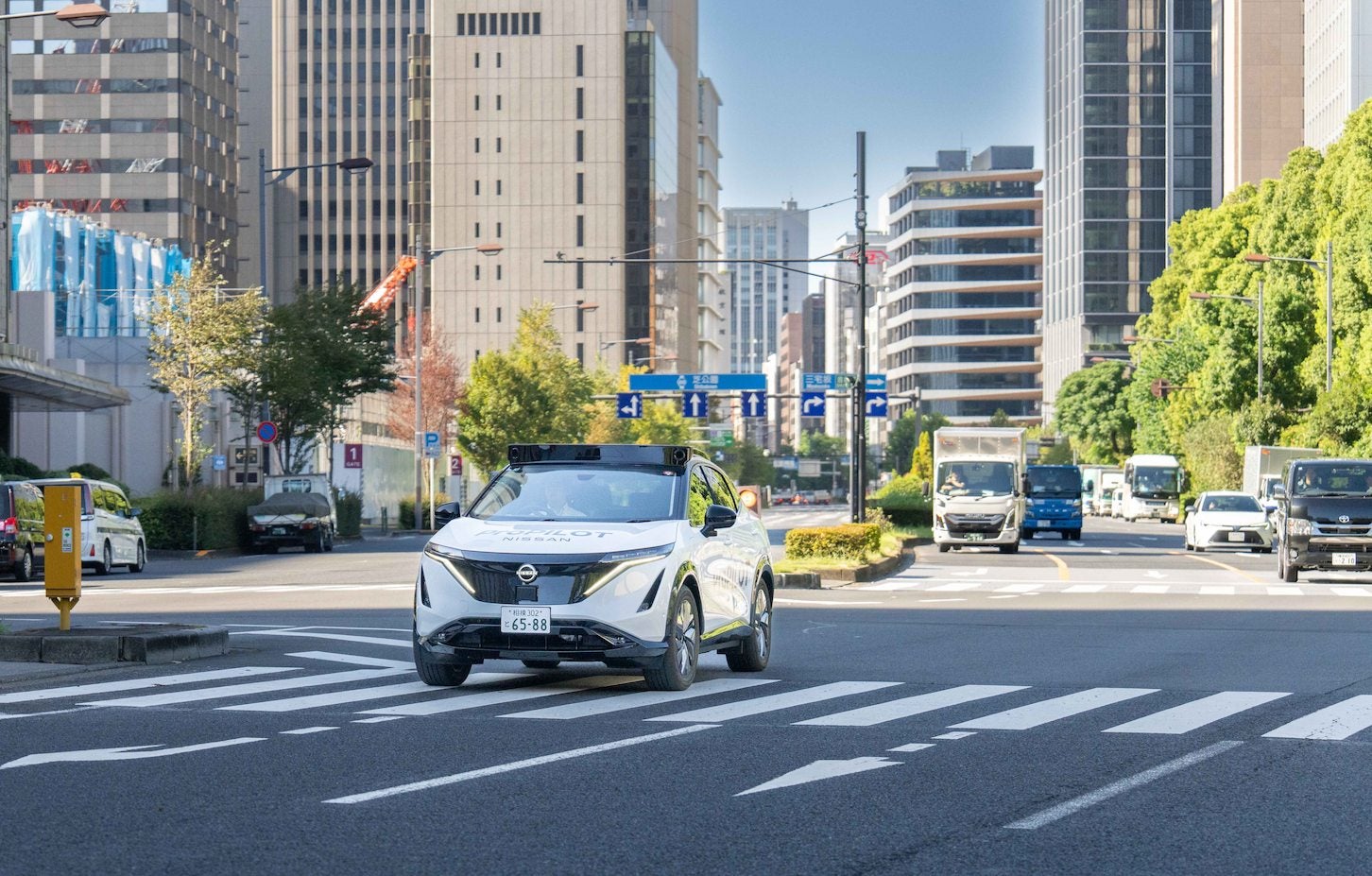 都内の複雑な交通環境下に馴染んで走行するアリア（次世代プロパイロット搭載車）