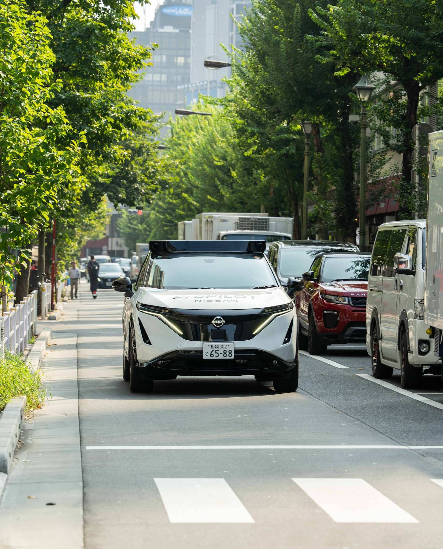 都内の複雑な交通環境下に馴染んで走行するアリア（次世代プロパイロット搭載車）