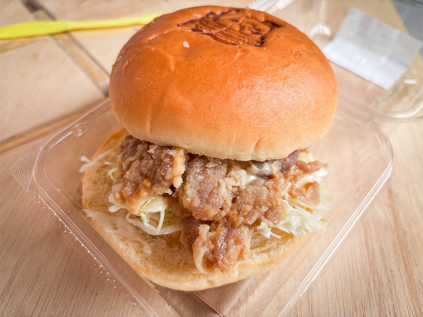 「吉丸屋」で購入できる「遠山郷バーガー」は、豚肉の生姜焼きに目玉焼きが入った大きなハンバーガーです。午前中に売り切れてしまうほど人気なので、気になる人は早めに来店しましょう。