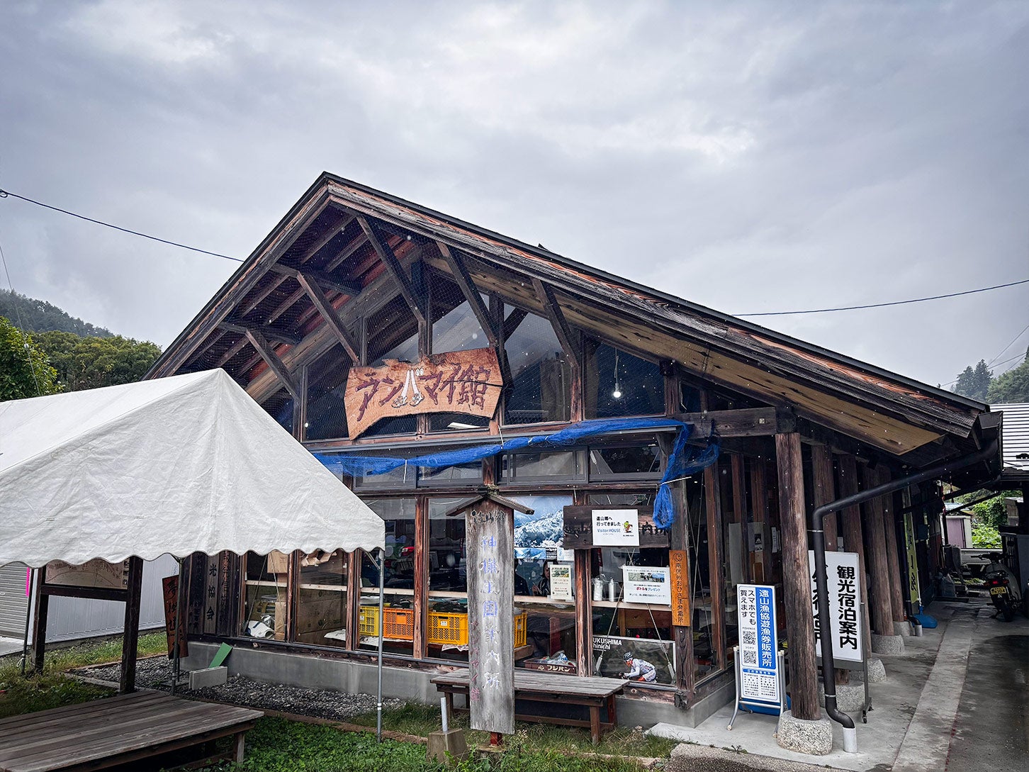 観光案内所も道の駅の隣にあり、チロルの里の情報やグッズも販売されています。