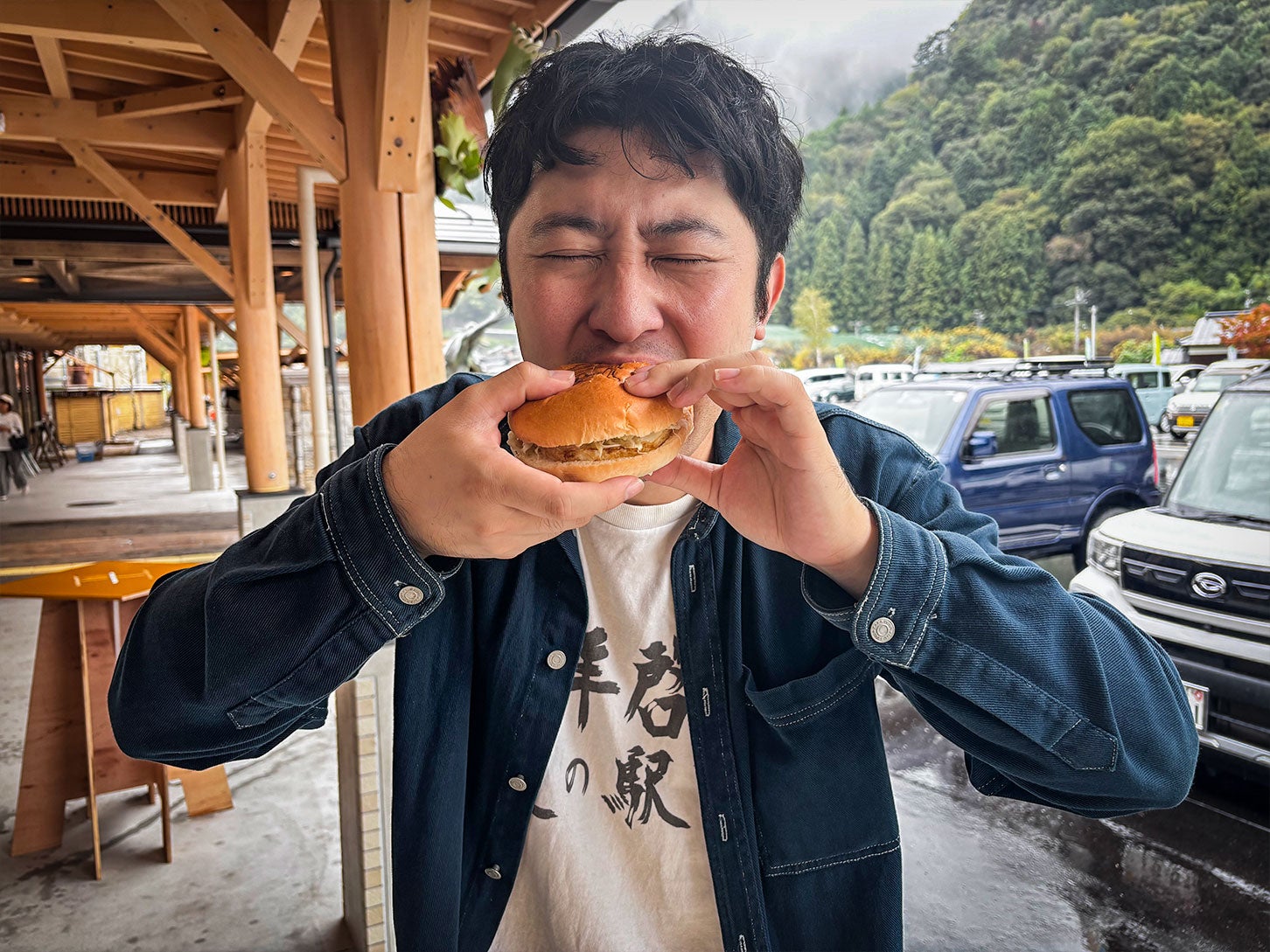 食べ応え抜群の「遠山郷バーガー」は、肉のうまみとニンニクのパンチが効いた激ウマグルメです。