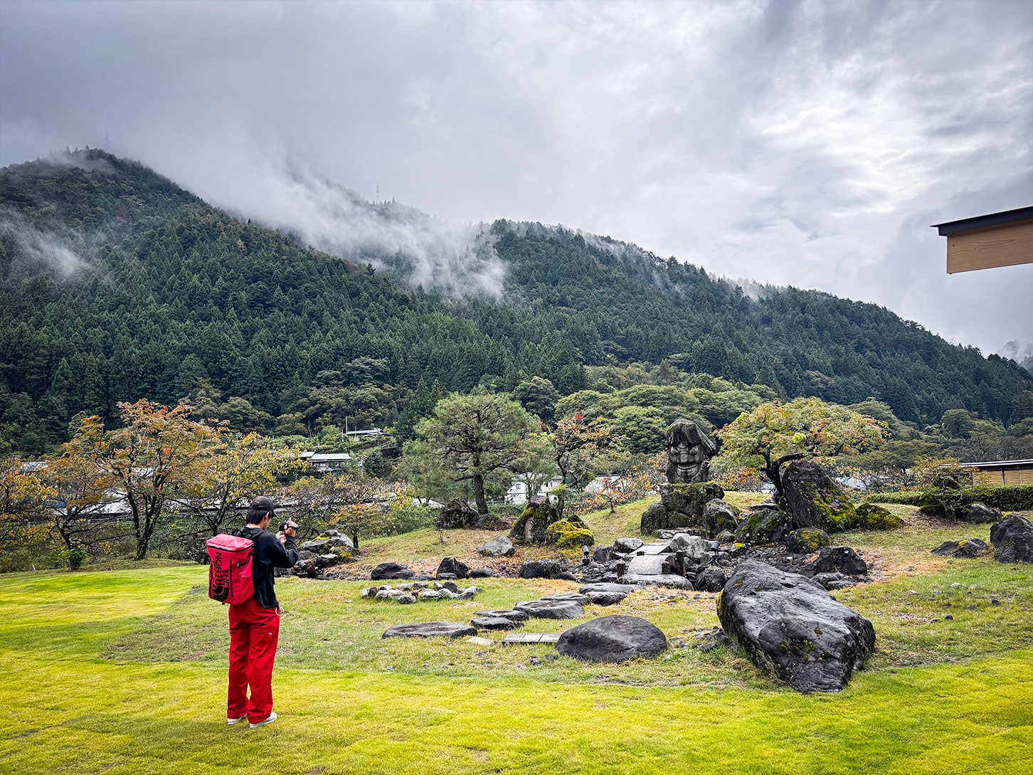 中庭に出ると、眼前に雄大な山と緑が広がっていました。これは癒されますね!