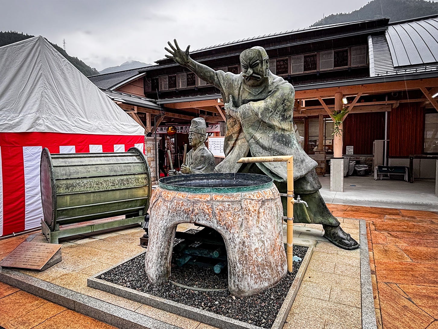 道の駅の正面には、国の重要無形民俗文化財に指定されている「遠山の霜月祭り」を表現した銅像が立っています。この姿は“天狗の面”を付けた舞い手が、煮えたぎる湯を素手ではねかける場面だそうです。