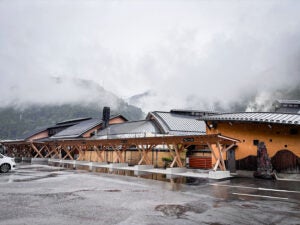 道の駅 遠山郷の外観です。裏手の山に雲がかった様子は幻想的ですね。