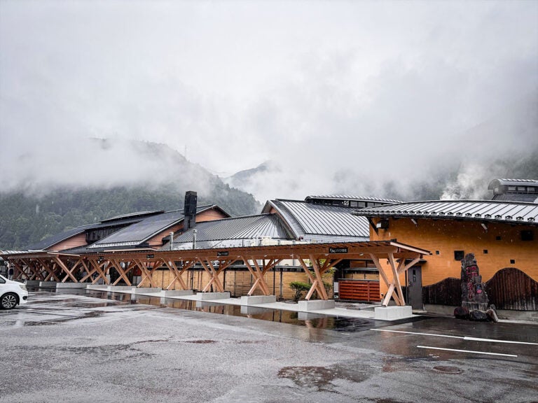 道の駅 遠山郷の外観です。裏手の山に雲がかった様子は幻想的ですね。