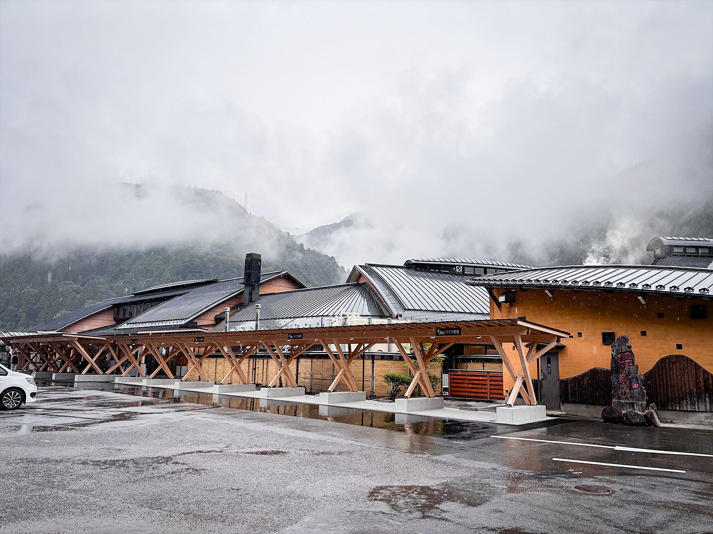 道の駅 遠山郷の外観です。裏手の山に雲がかった様子は幻想的ですね。