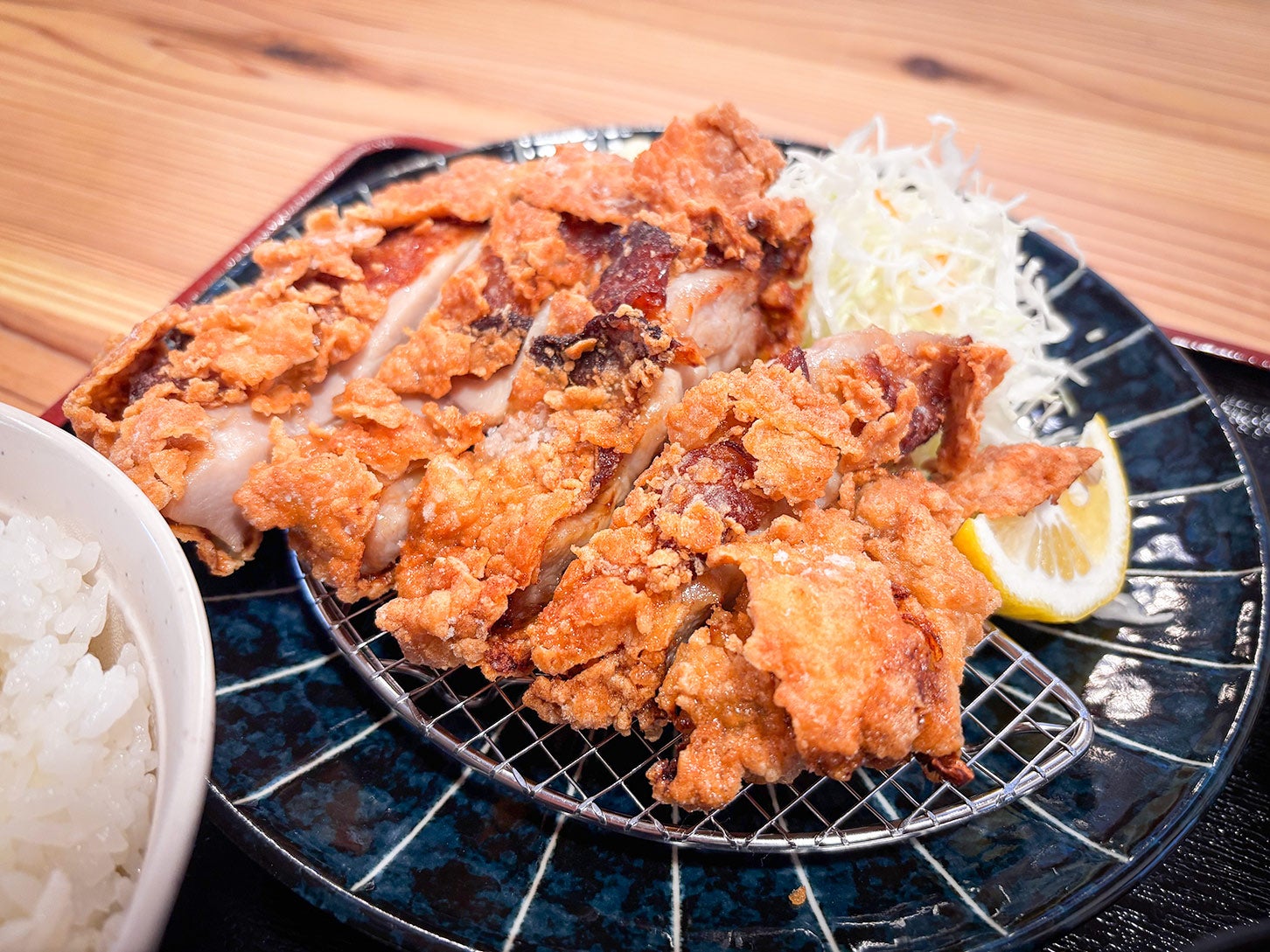 山賊焼きのアップです。外はカリカリ、中はジューシーで肉好きには堪りません。