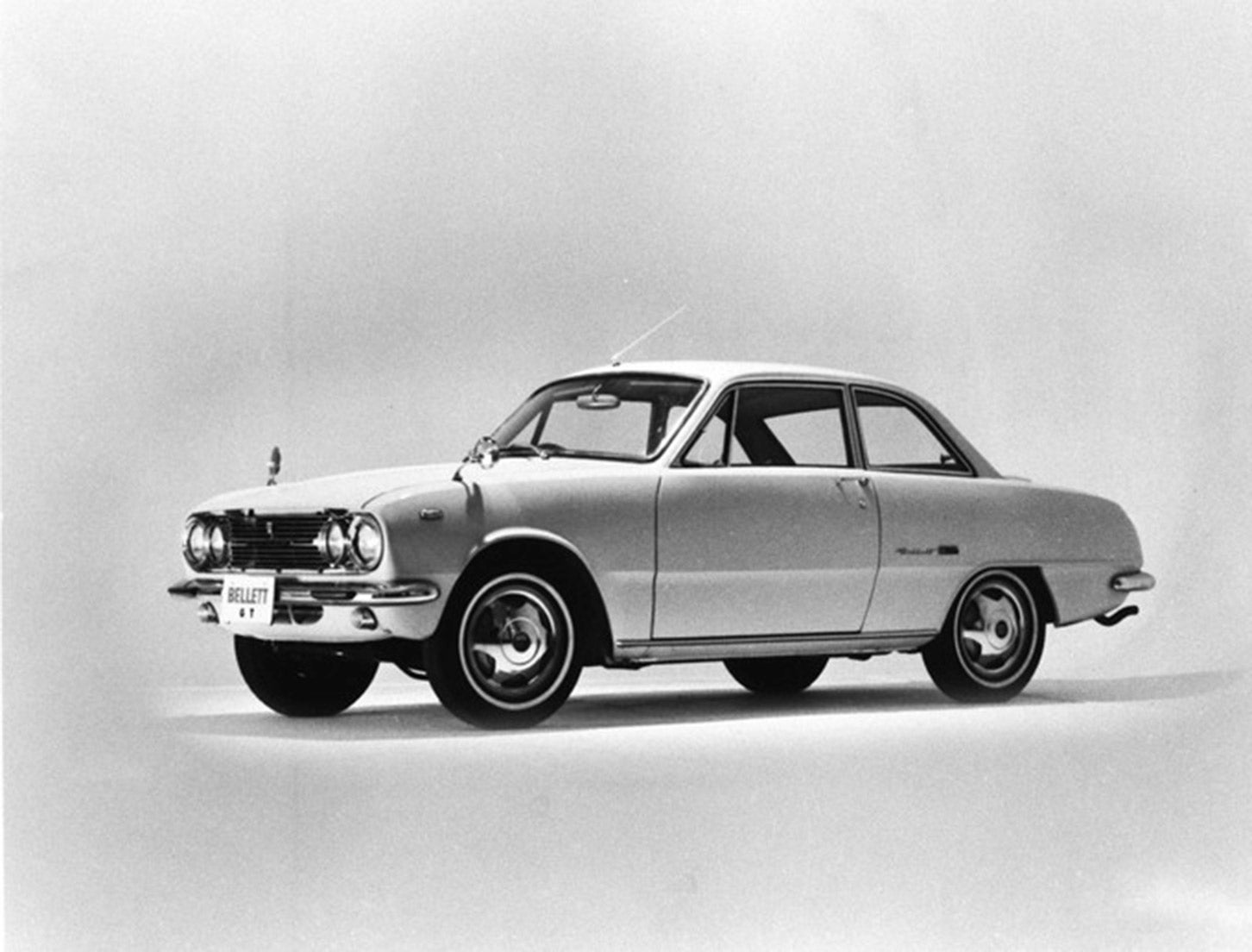 1600GT(上)と、DOHCエンジンを搭載した1600GTR(下)。テールに向かってなだらかに下がっていくボディラインが、かつての戦闘機を思い起こさせる。