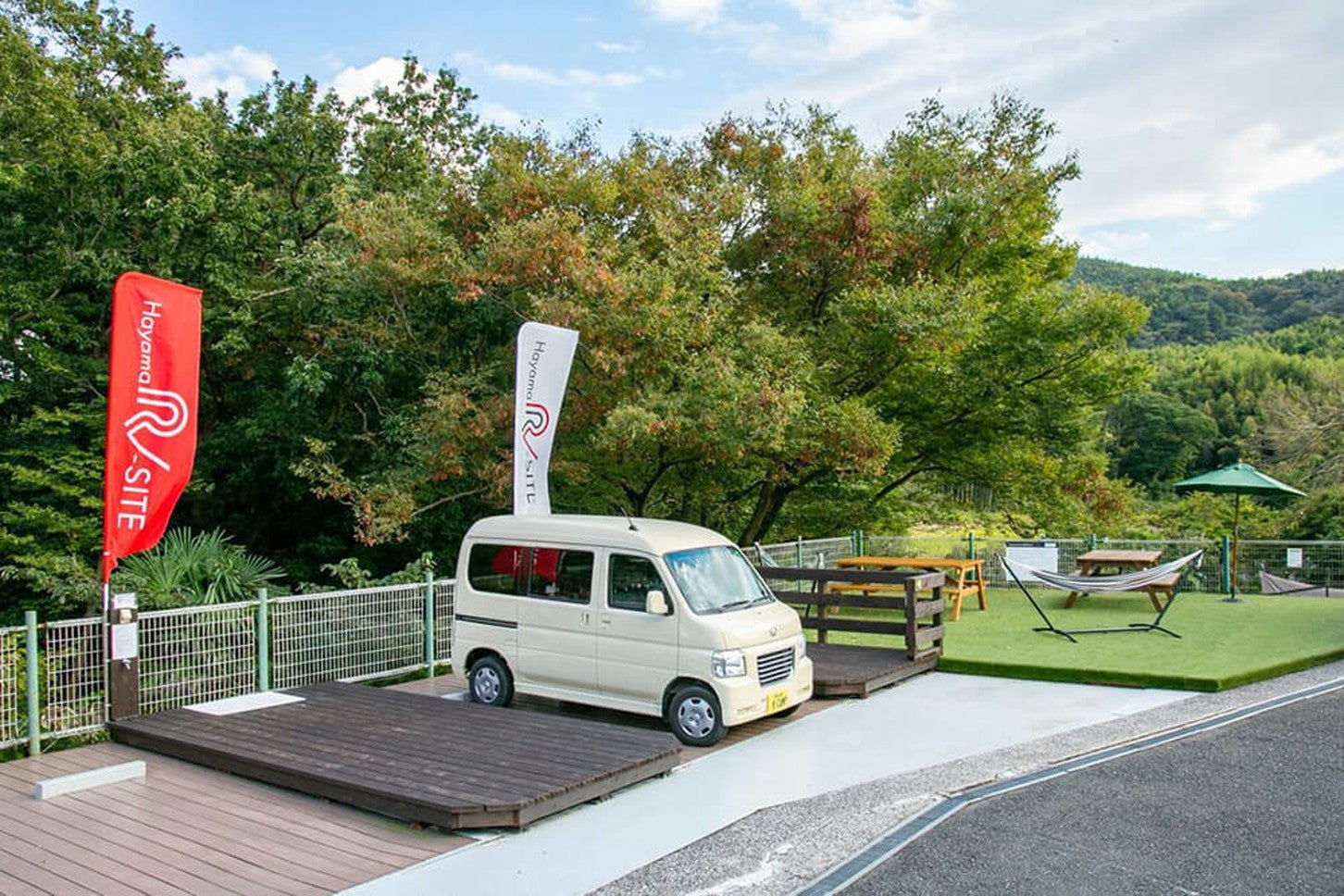 神奈川県葉山の車中泊スポット「Hayama RV-SITE by Star Home」。カーステイで予約可能