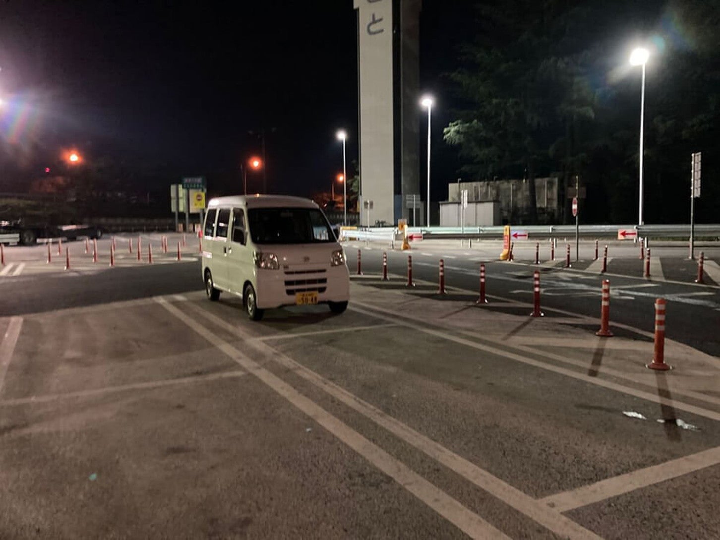 上里SAにて。大型車両の多いSA・PAで仮眠するときは、なるべく駐車場の端に車をとめ、振動や音などの影響を受けないようにするのがコツ