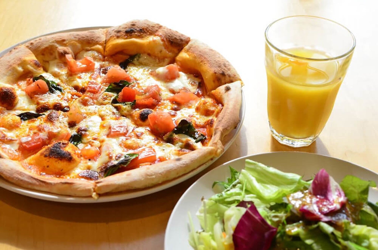 「源流レストラン」では本格的なピザが食べられる