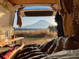 静岡県富士宮市「ふもとっぱら」のキャンプサイトで、富士山を目の前に車中泊