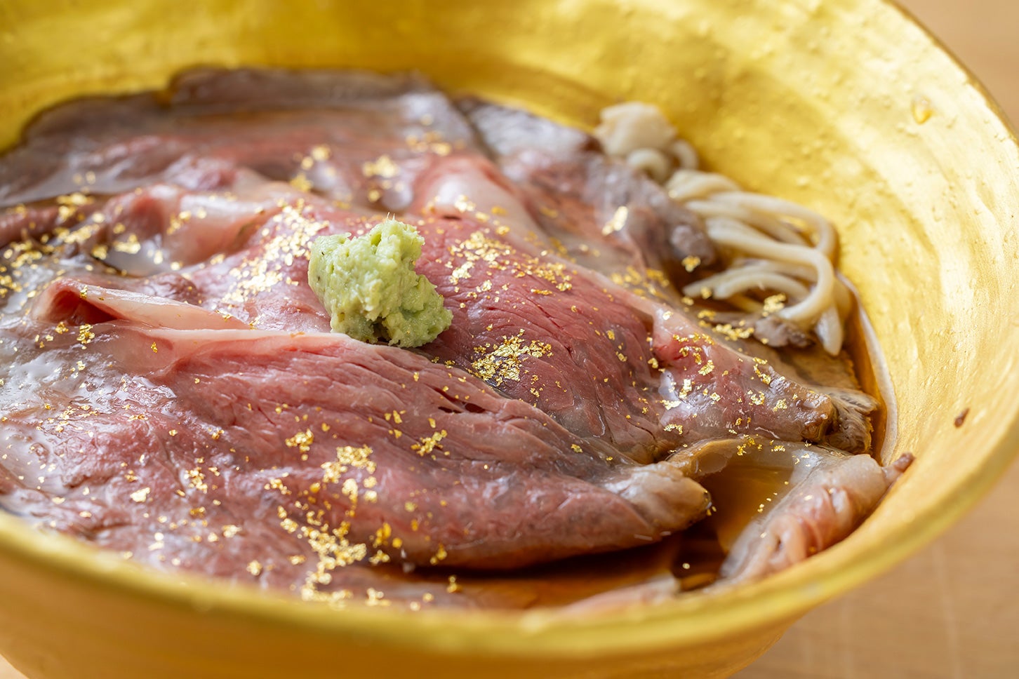 【相州牛】黄金のローストビーフそばは、お肉が柔らかく、そばの出汁とも相性が良い極上の一杯です。