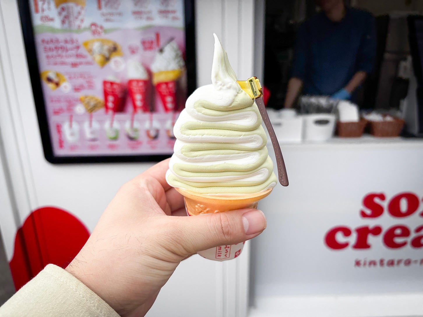 今回は「きんたろーみるく ミルクソフト」と「足柄茶ミルクソフト」のミックスをチョイス。ミルクの甘みとお茶のほんのりとした渋みがマッチした上品なスイーツでした。