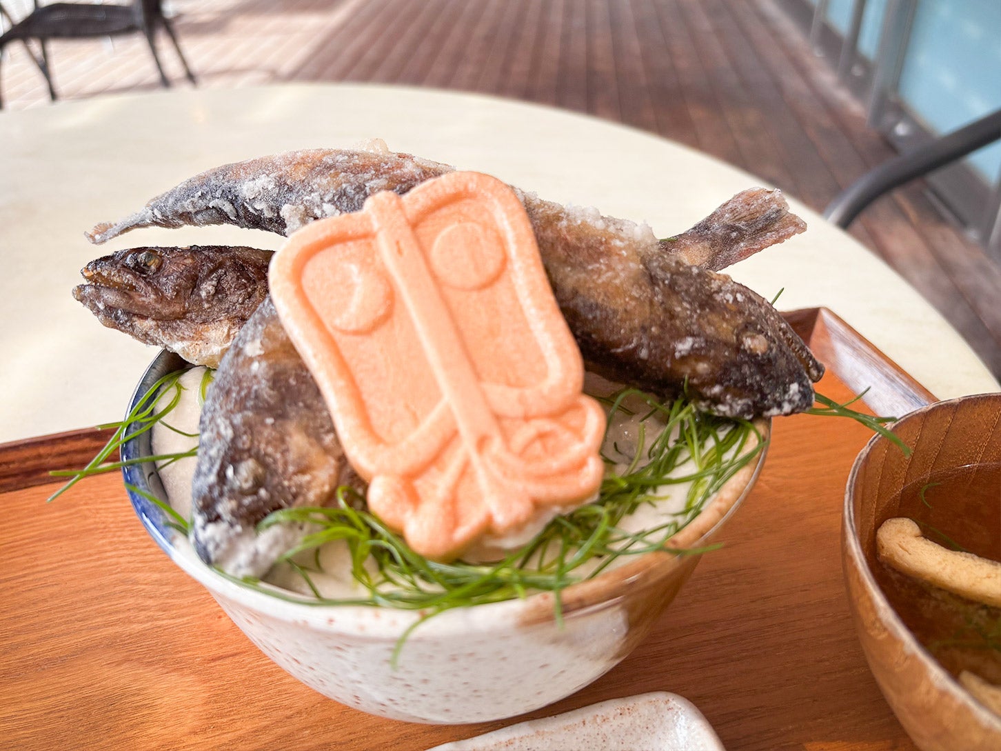 「金時ヤマメ揚げ上げどっこいめし」は、大きなヤマメが丼ぶりからはみ出すほどボリューミーなメニューです。ごはんの上には、とろろとおかひじきが載り、みそ汁も付きます。税込み価格は2178円です。