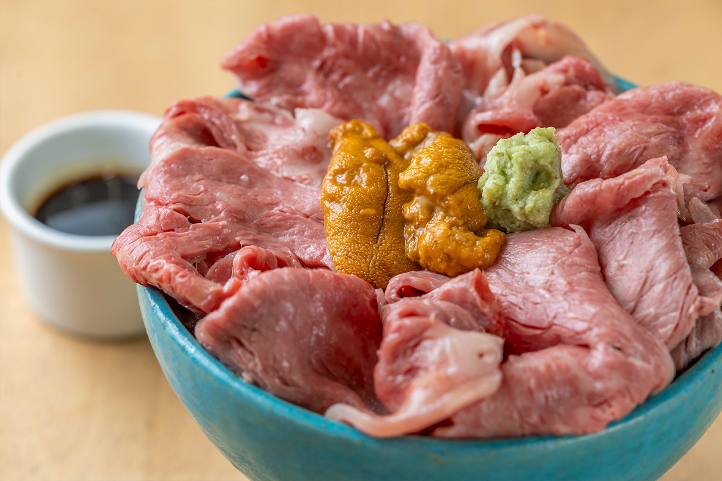 開業時から人気という「相州牛 ウニとろ牛めし」。相州牛のとろける脂の甘みと、ウニの甘みが絶妙に絡みます!