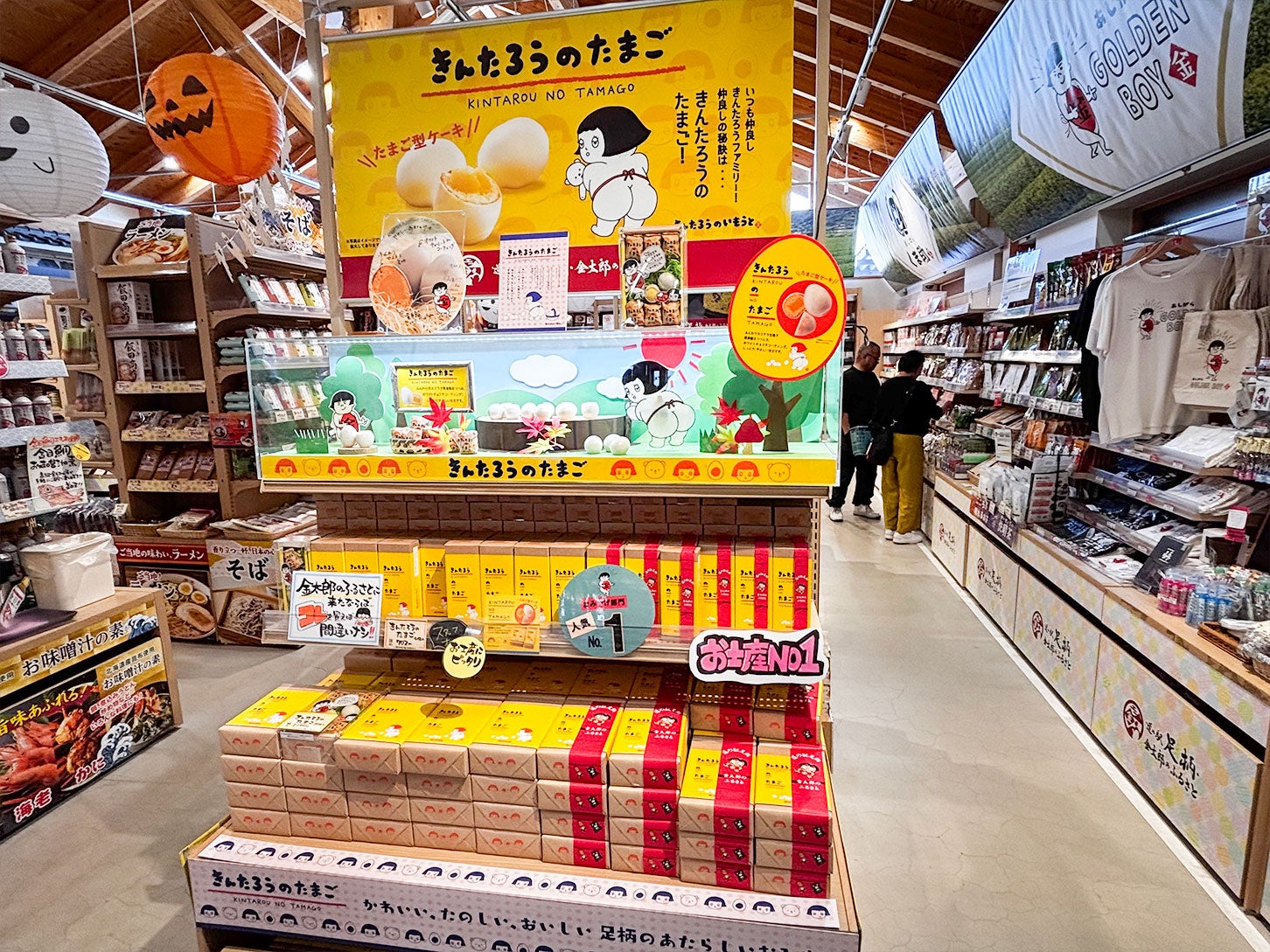 お土産人気No.1のたまご型ケーキ「きんたろうのたまご」はパッケージもカワイイですね。2サイズ用意され「小:4個入り」650円、「大:8個入り」1050円です(どちらも税込み)。
