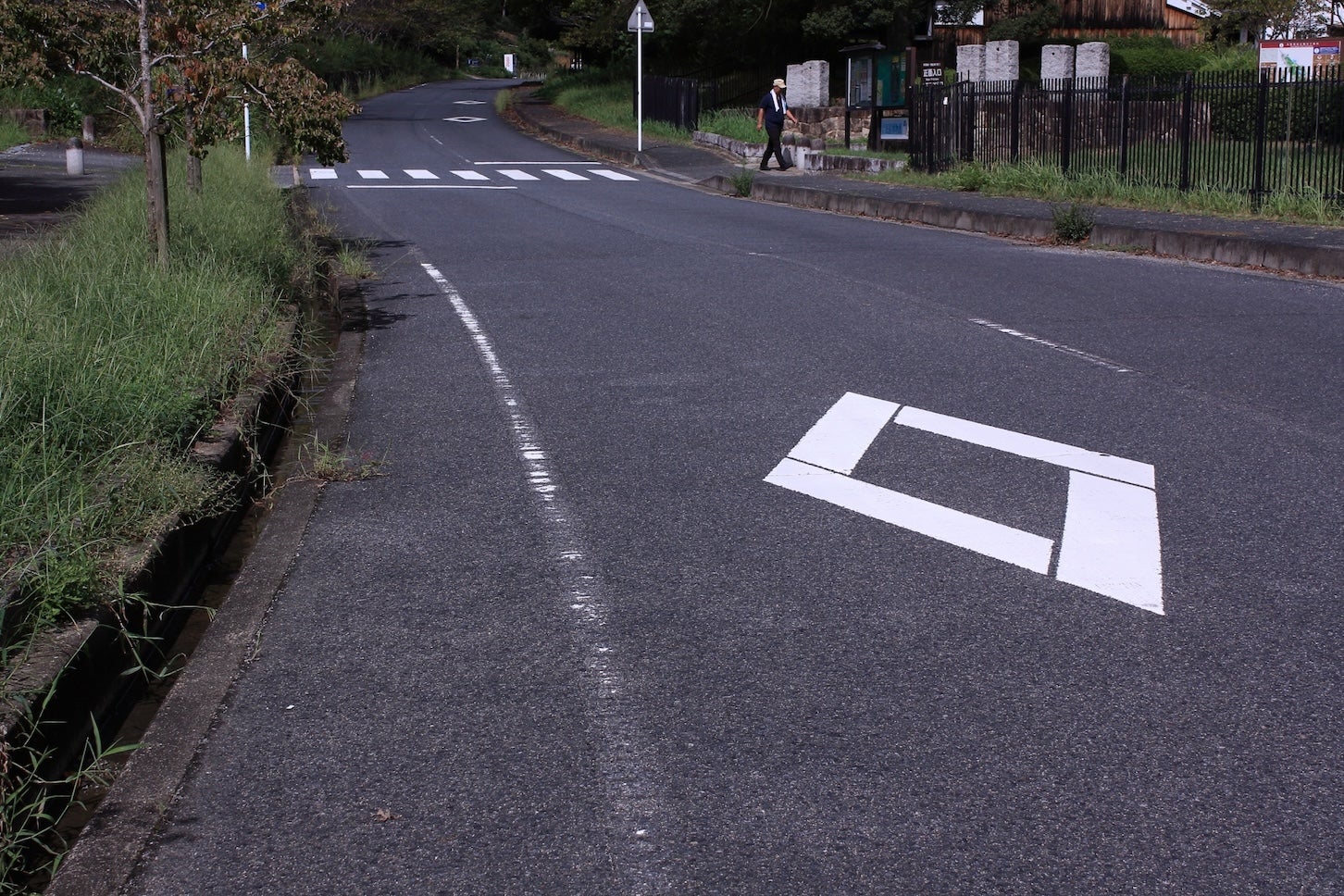 ダイヤマークの正式名称は「予告標示（菱形）」です。